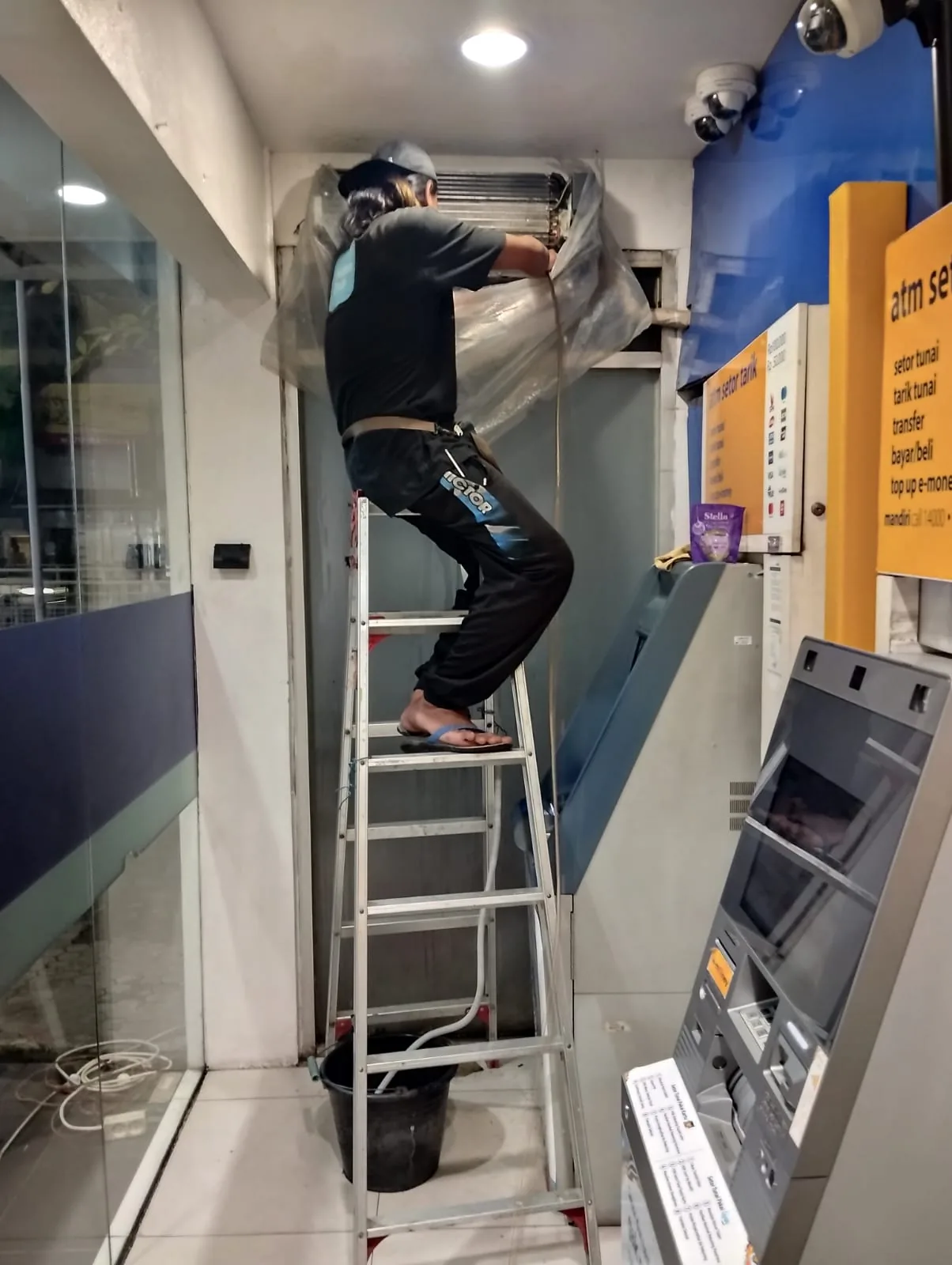 Cuci AC booth ATM Mandiri