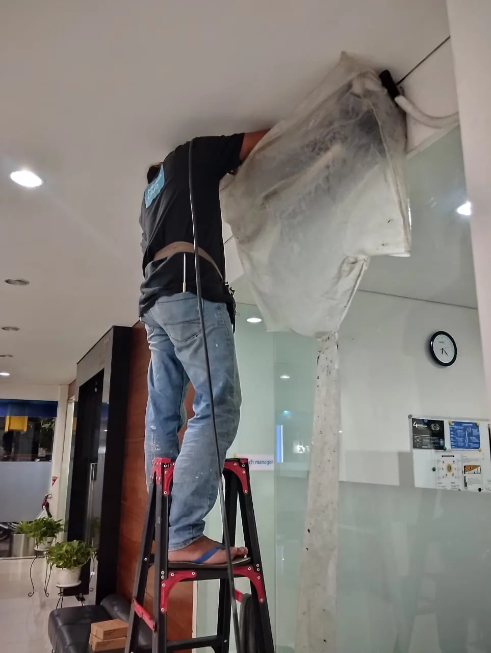 Cuci AC ruang kerja