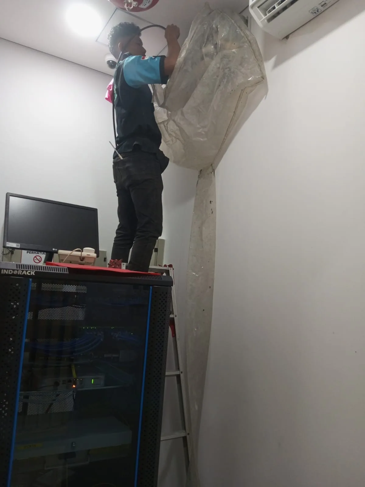 Cuci AC server room