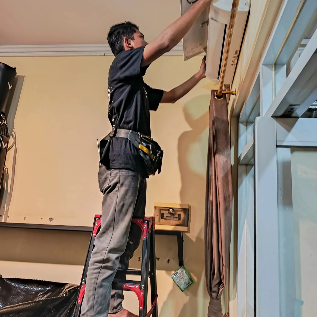 Teknisi SETIA TEHNIK sedang service AC
